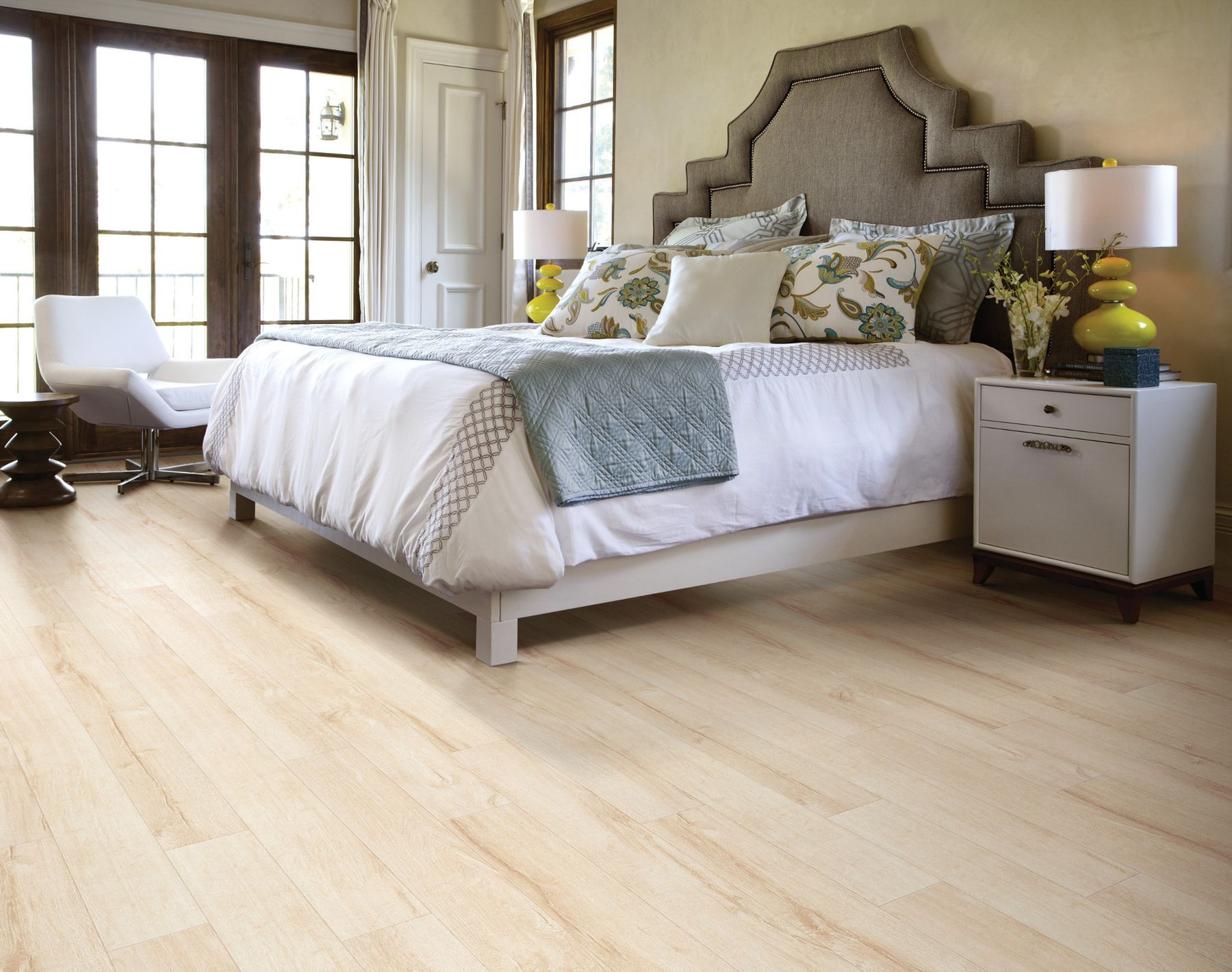 Light linen laminate in a bedroom