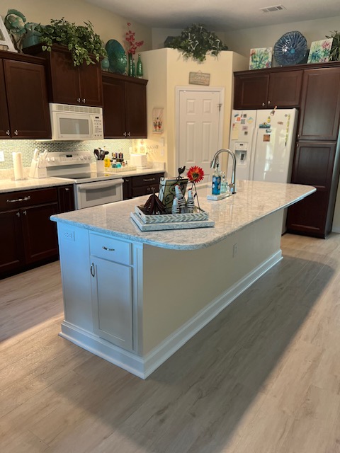 Finished Cambria kitchen in Navarre
