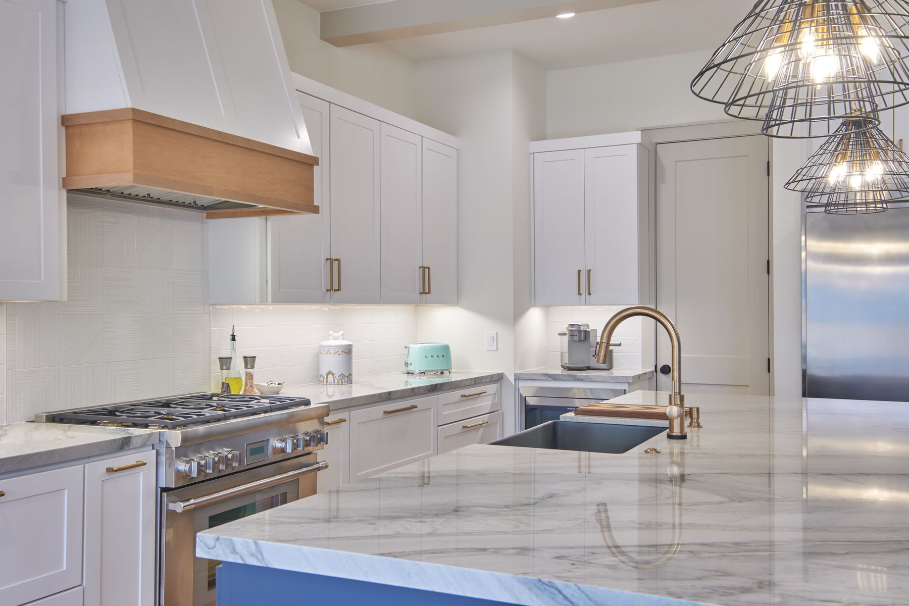 Quartz island and perimeter in Fort Walton Beach, FL